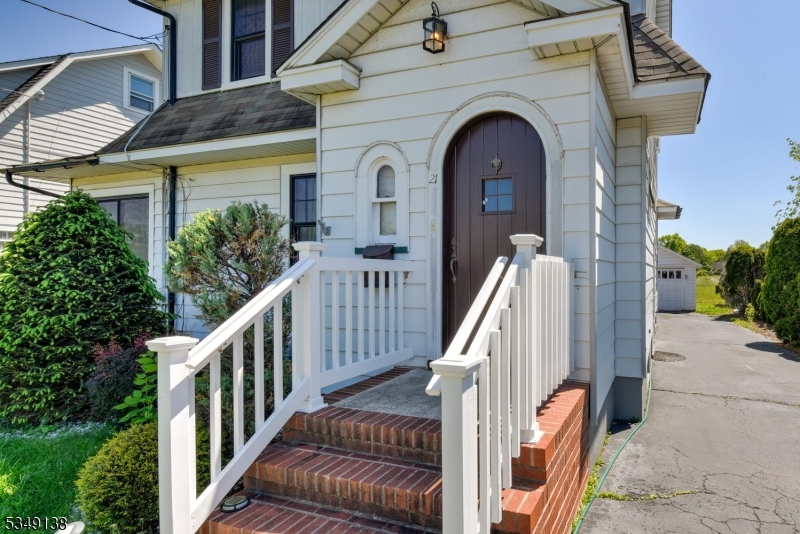 21 Ivanhoe Ave