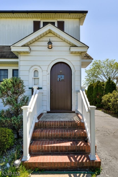 21 Ivanhoe Ave