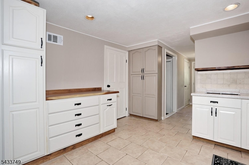 153 Bergen Ave