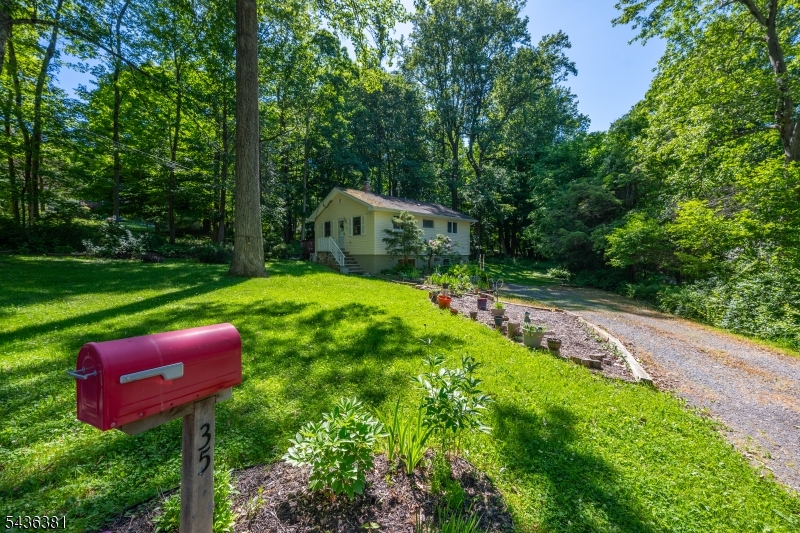 35 Windy Bush Ln