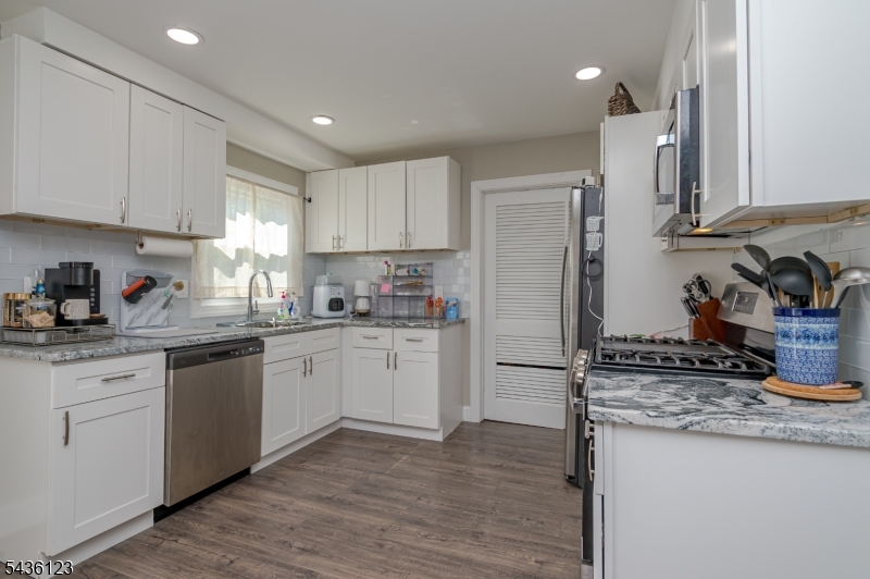 60 Midvale Ln