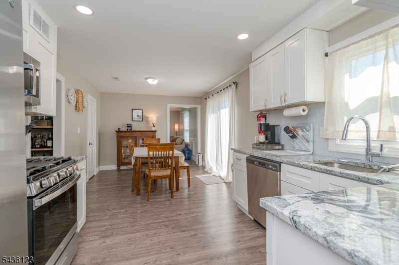 60 Midvale Ln