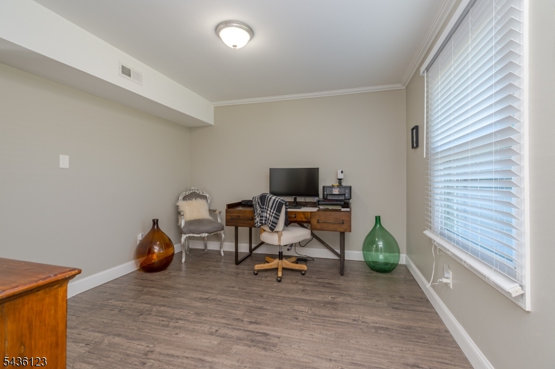 60 Midvale Ln