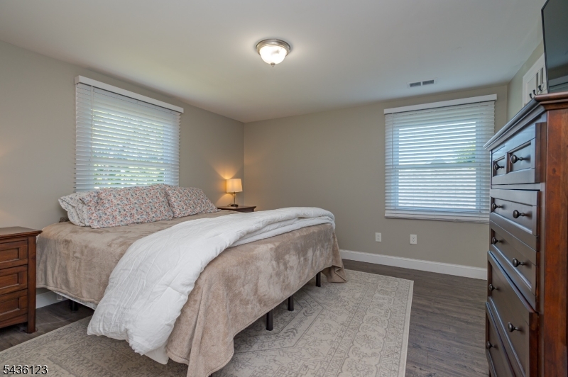 60 Midvale Ln