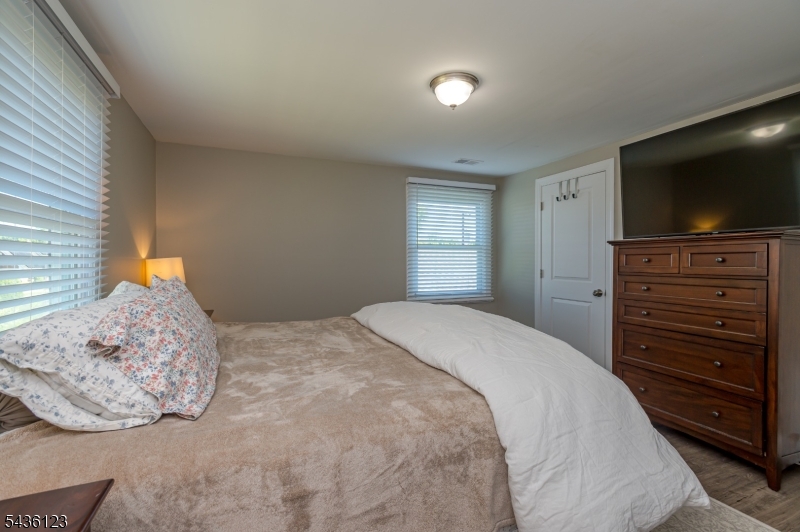 60 Midvale Ln
