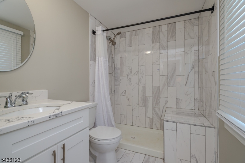 60 Midvale Ln