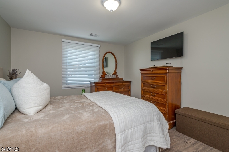 60 Midvale Ln