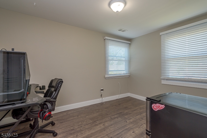 60 Midvale Ln