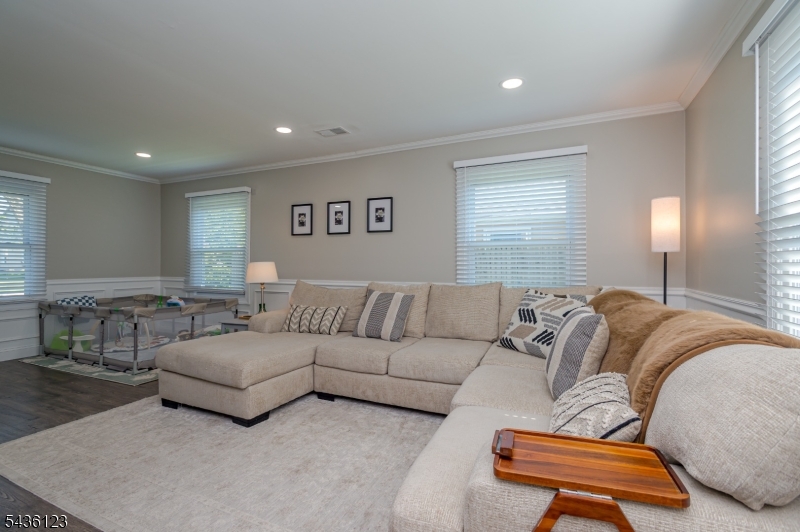 60 Midvale Ln
