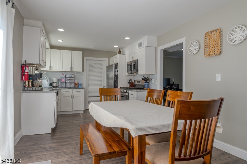 60 Midvale Ln