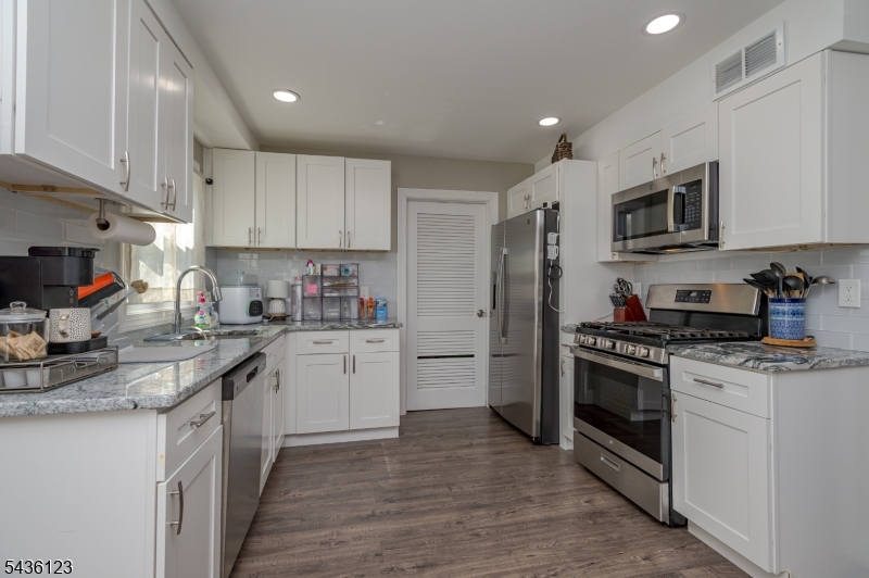 60 Midvale Ln