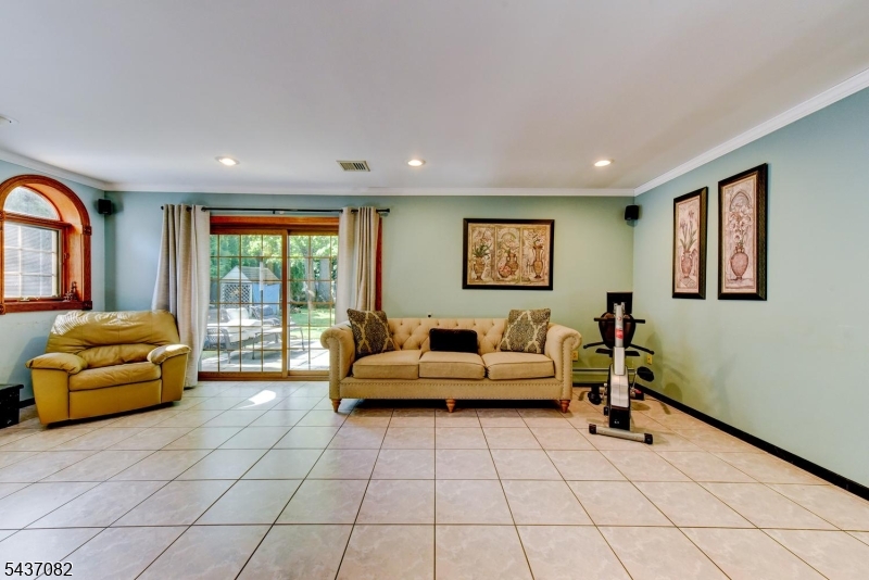 11 Yellow Brick Rd