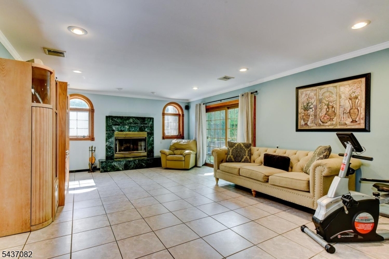 11 Yellow Brick Rd