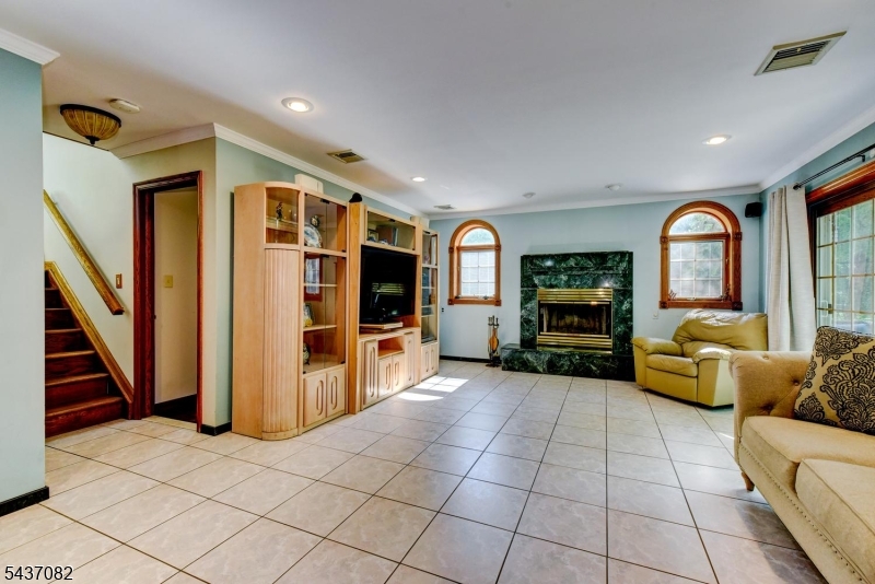 11 Yellow Brick Rd