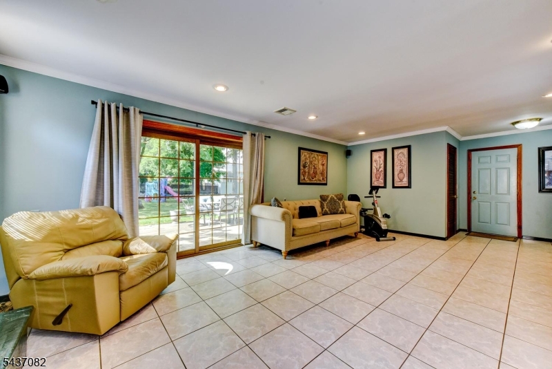 11 Yellow Brick Rd