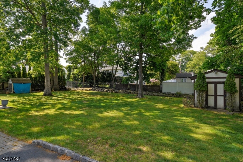 11 Yellow Brick Rd