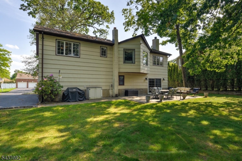 11 Yellow Brick Rd