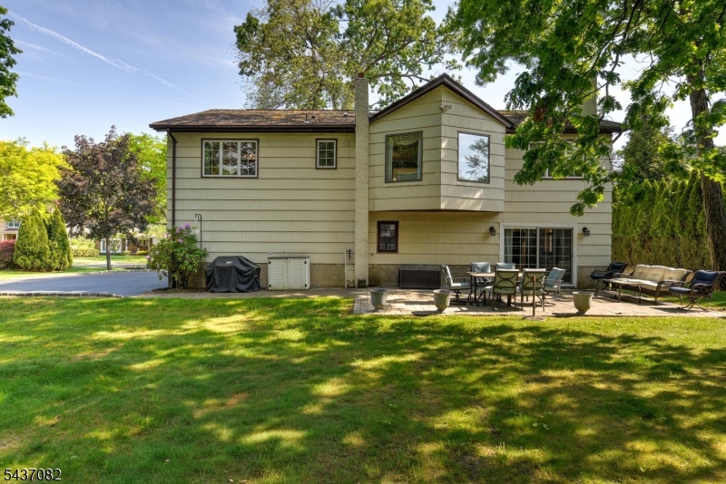 11 Yellow Brick Rd
