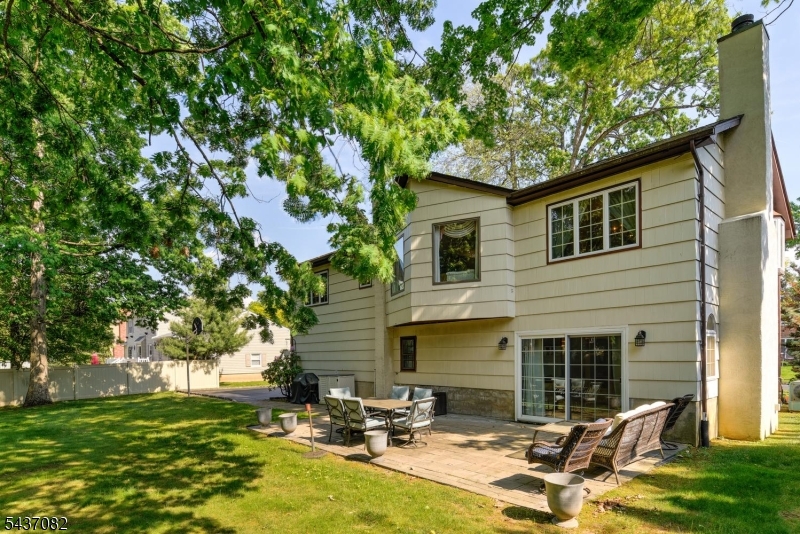 11 Yellow Brick Rd