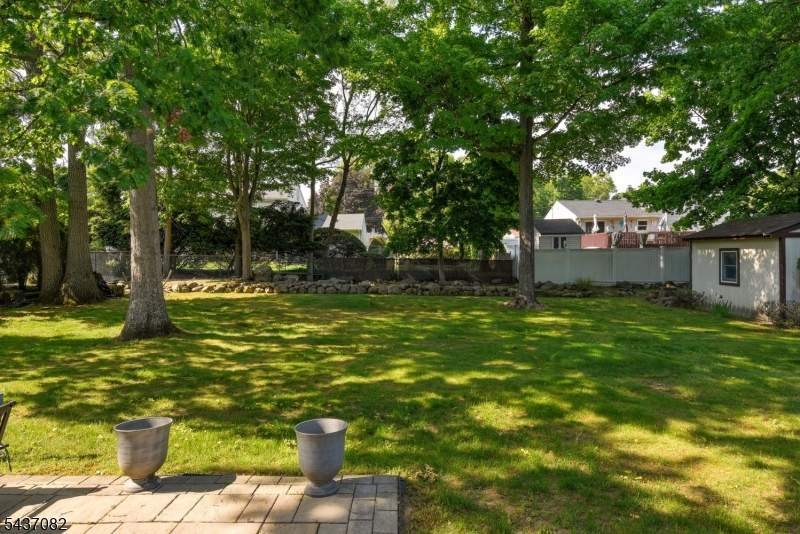 11 Yellow Brick Rd