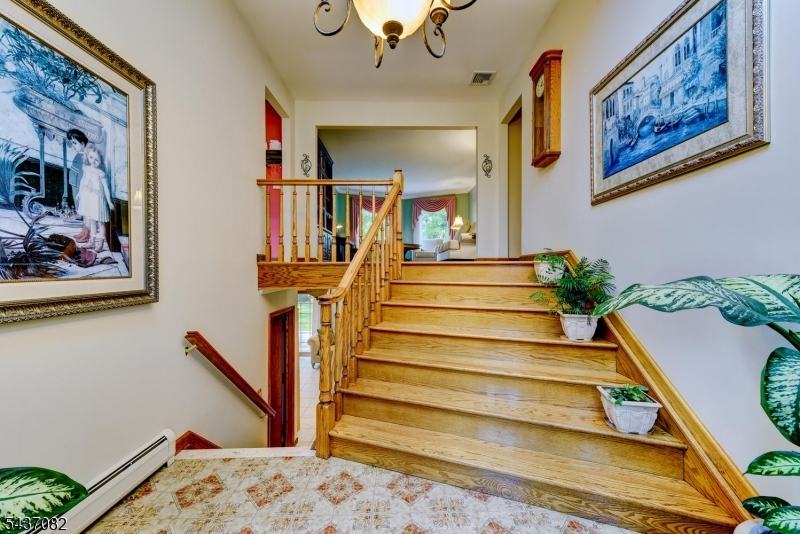 11 Yellow Brick Rd