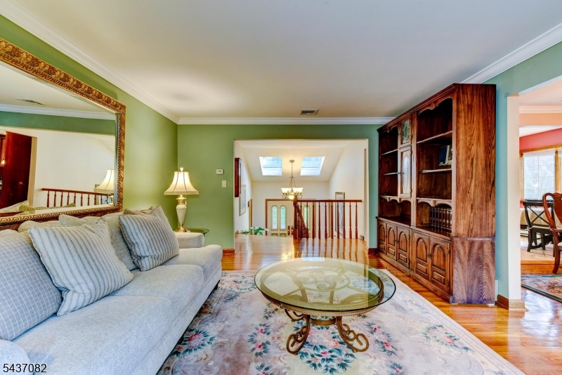 11 Yellow Brick Rd