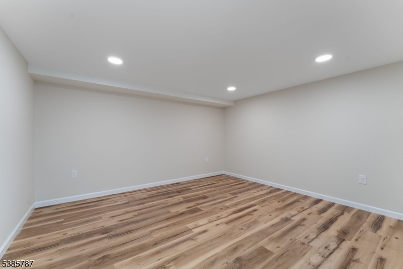 4 Lingert Ave