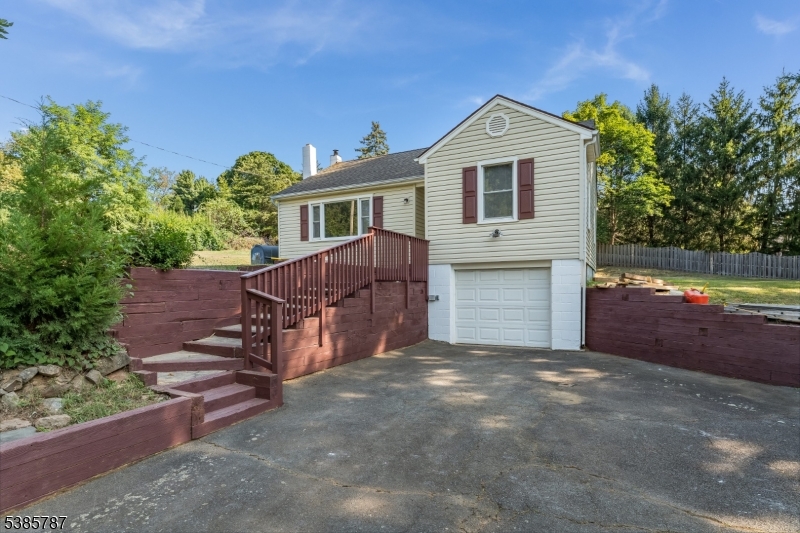 4 Lingert Ave