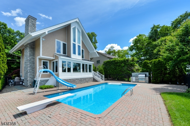 17 Forest Lake Dr