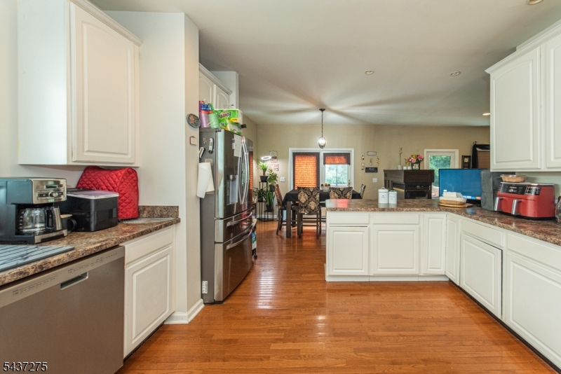 46 Decker Ave