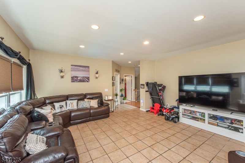 46 Decker Ave
