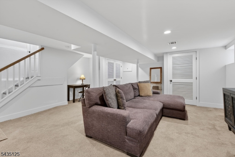 54 Van Riper Ave