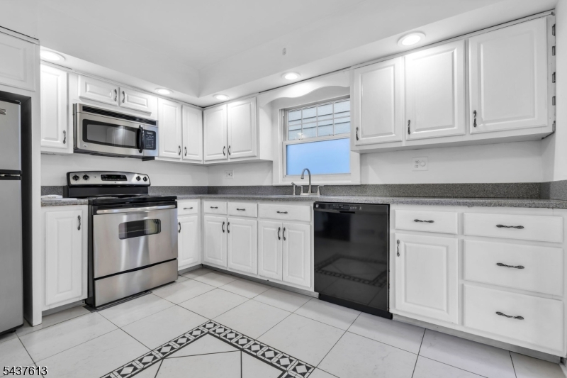 23 Colonial Dr