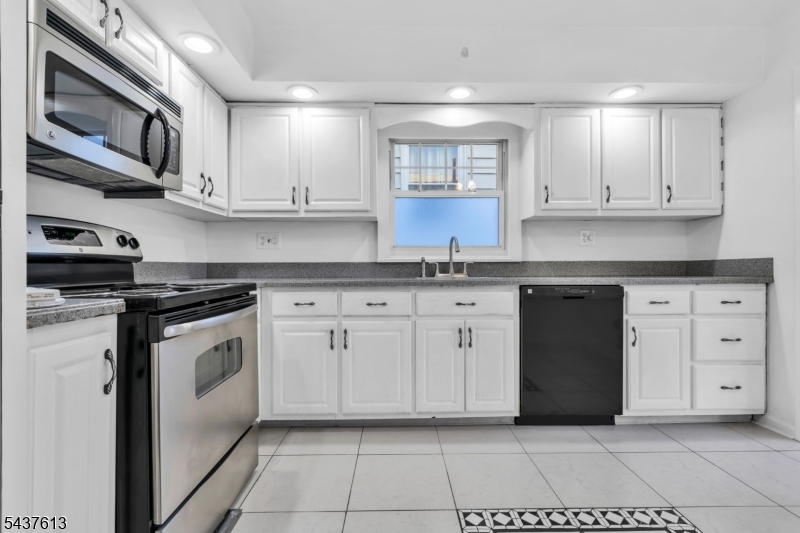 23 Colonial Dr