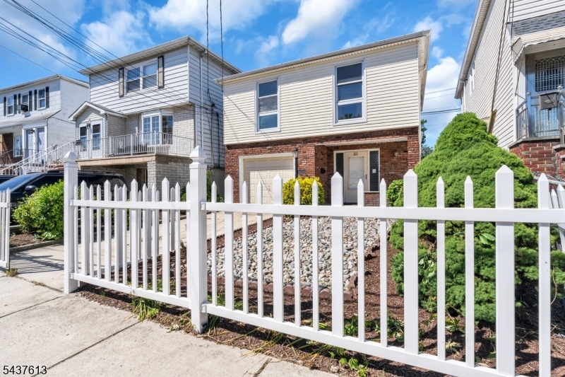 23 Colonial Dr