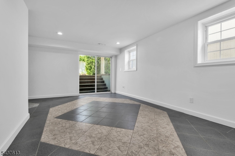 23 Colonial Dr