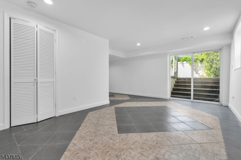 23 Colonial Dr