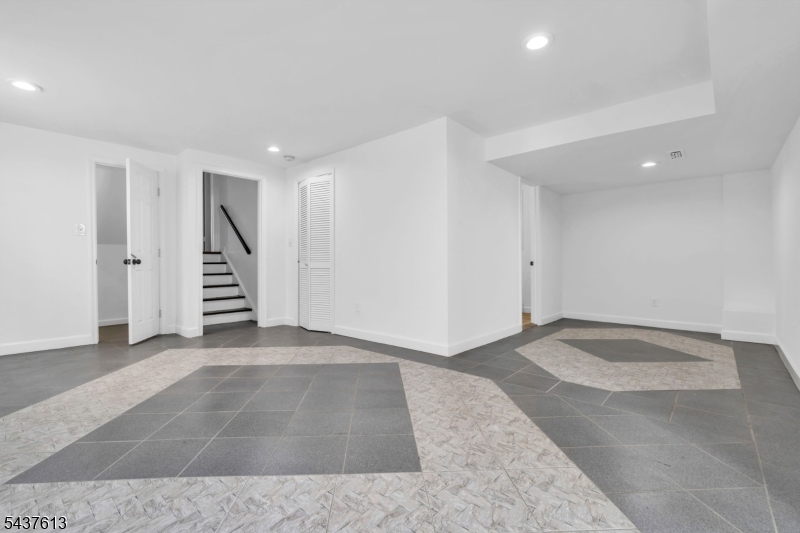 23 Colonial Dr