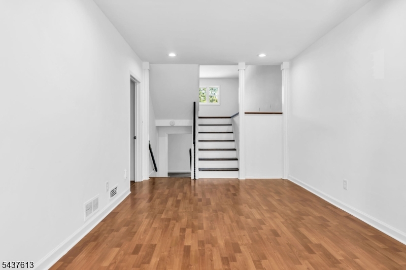 23 Colonial Dr