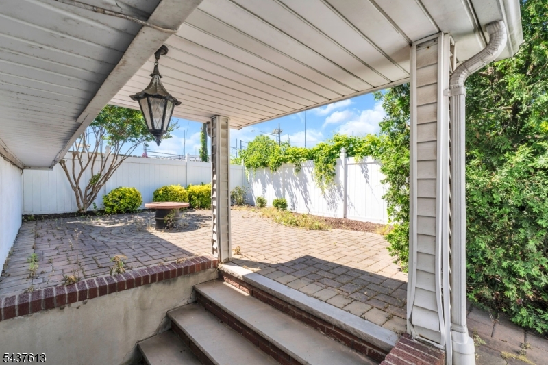 23 Colonial Dr