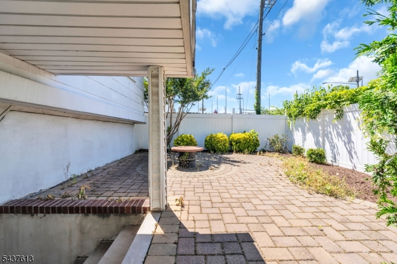 23 Colonial Dr