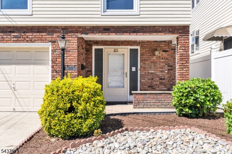 23 Colonial Dr