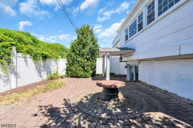 23 Colonial Dr