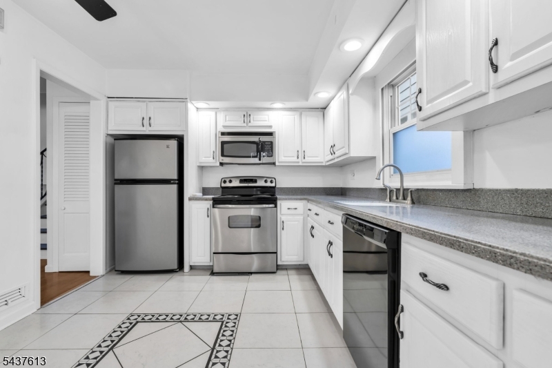 23 Colonial Dr