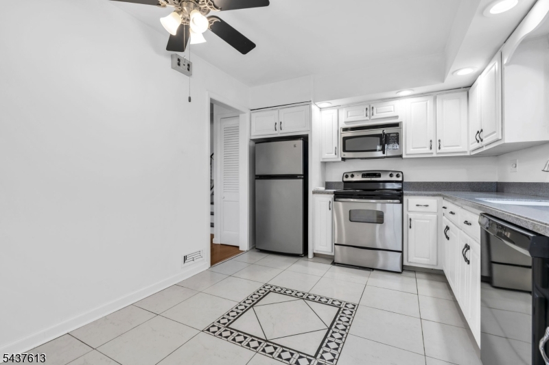 23 Colonial Dr