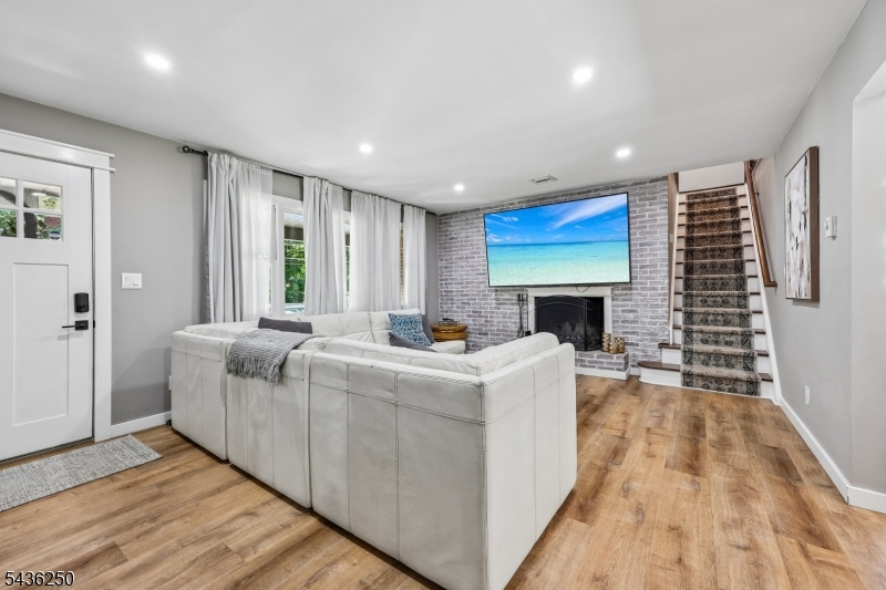 5 N Rose Ln