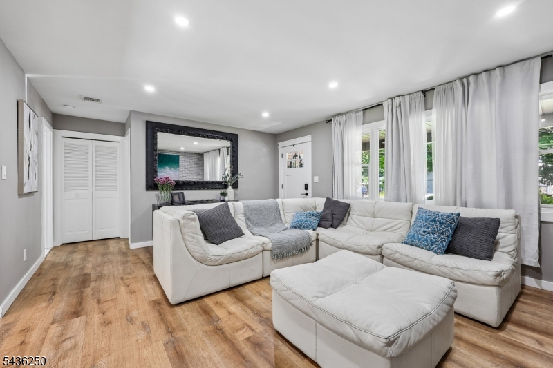 5 N Rose Ln