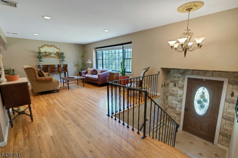 50 Crestwood Rd