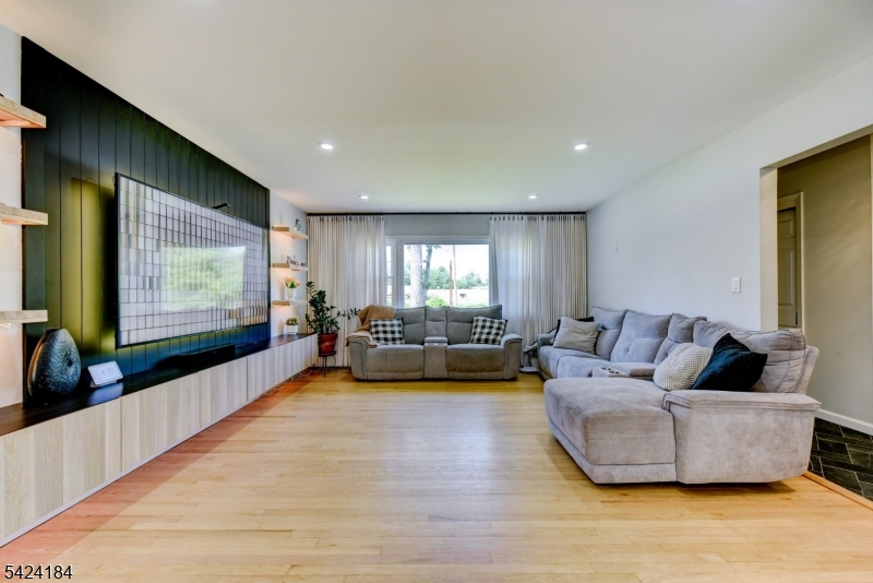 305 Buttfield Dr