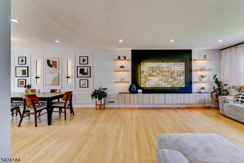 305 Buttfield Dr